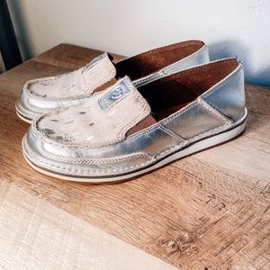 Ariat women’s cruiser with cowhide.